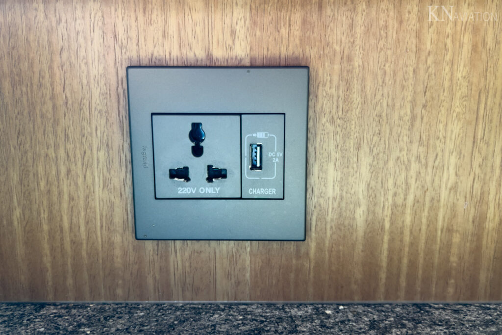 Domestic Asiana Lounge at Seoul Gimpo Power Outlet